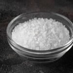 बाथरूम के कोने में कांच की कटोरी में रखा नमक, घर में सकारात्मक ऊर्जा लाने के वास्तु उपाय के लिए