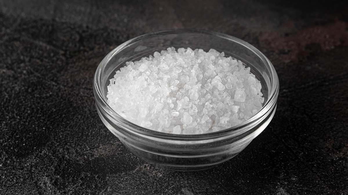बाथरूम के कोने में कांच की कटोरी में रखा नमक, घर में सकारात्मक ऊर्जा लाने के वास्तु उपाय के लिए