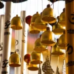 घर की बालकनी में लटके विंड चाइम्स, हवा में बजती मधुर ध्वनि और सकारात्मक ऊर्जा का प्रतीक