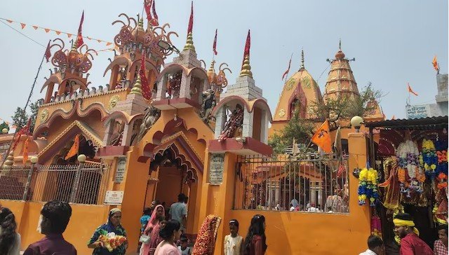 मन्नीपुर हनुमान मंदिर समस्तीपुर में 51 फीट ऊंची हनुमान जी की प्रतिमा और श्रद्धालु