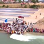 नर्मदा नदी में 11 हजार लीटर दूध से अभिषेक करते श्रद्धालु, सीहोर महायज्ञ