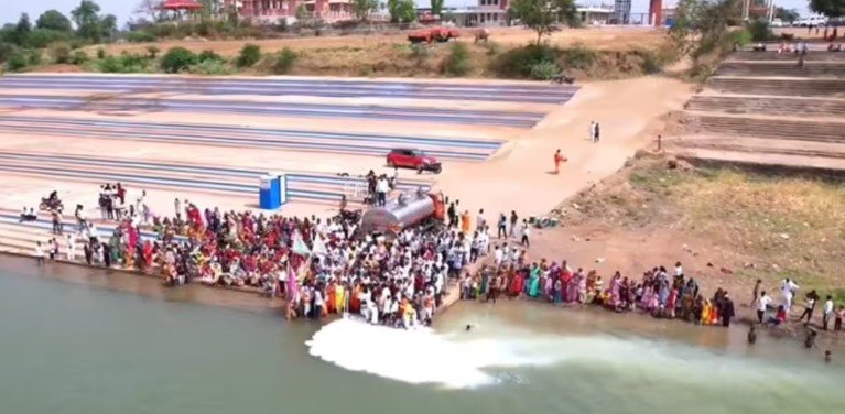 नर्मदा नदी में 11 हजार लीटर दूध से अभिषेक करते श्रद्धालु, सीहोर महायज्ञ