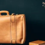 व्यक्ति का खुला पर्स जिसमें दवाइयां, पुराने बिल और फटे नोट रखे हैं, जो धन और भाग्य को प्रभावित कर सकते हैं