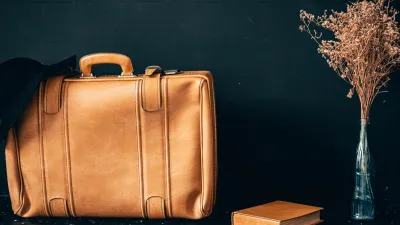 व्यक्ति का खुला पर्स जिसमें दवाइयां, पुराने बिल और फटे नोट रखे हैं, जो धन और भाग्य को प्रभावित कर सकते हैं