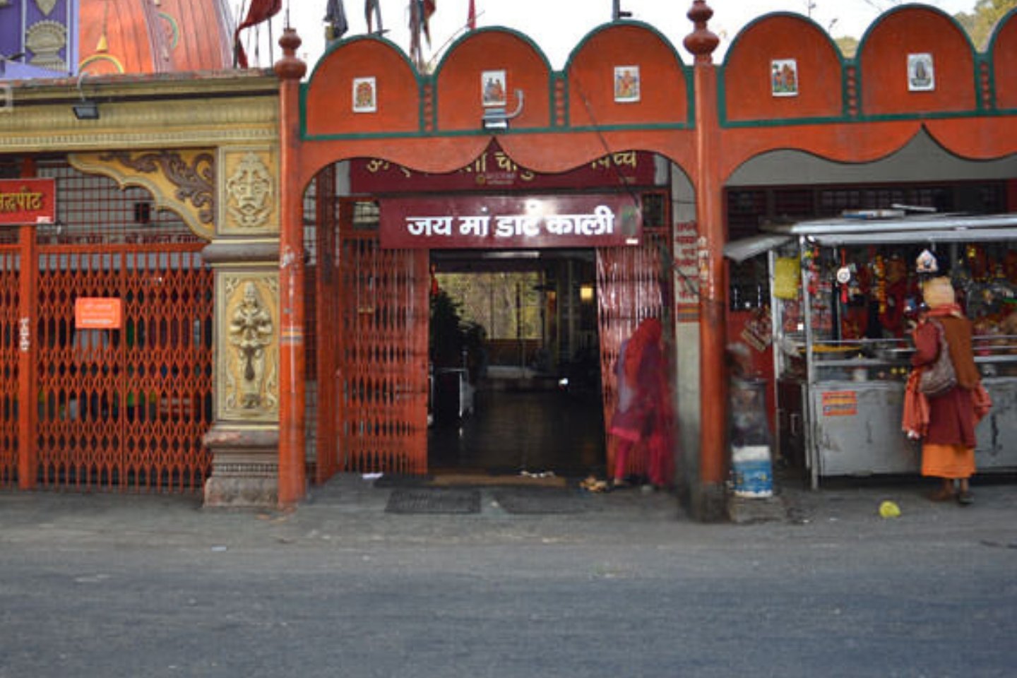 देहरादून स्थित डाट काली मंदिर का सुंदर दृश्य और भक्तों की आस्था