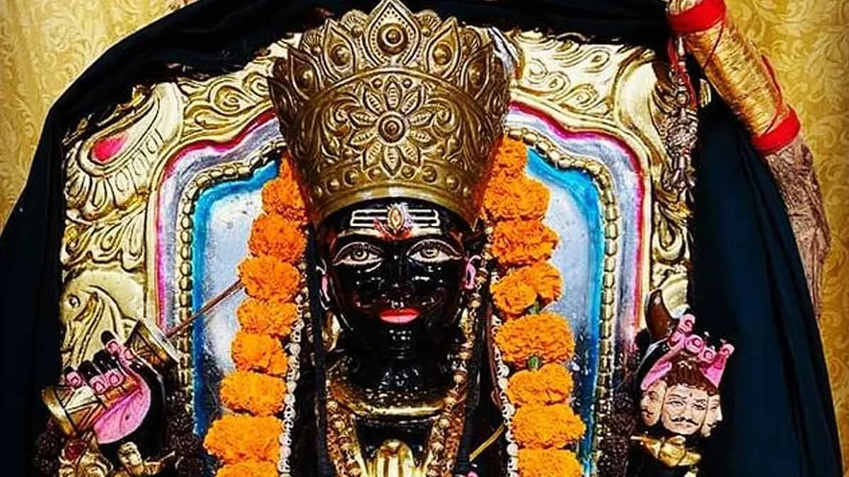 10 अप्रैल 2026 कालाष्टमी पर काल भैरव की पूजा करते भक्त
