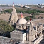 रुक्मिणी देवी मंदिर की भव्य नागर शैली वास्तुकला और भक्तों की आस्था का दृश्य