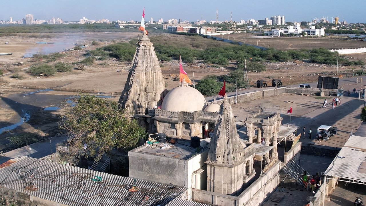 रुक्मिणी देवी मंदिर की भव्य नागर शैली वास्तुकला और भक्तों की आस्था का दृश्य