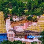 सिंहाचलम मंदिर में भगवान नरसिंह की चंदन से ढकी मूर्ति और भक्तों की आस्था का दृश्य