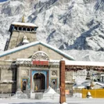 केदारनाथ धाम मंदिर बर्फीले पहाड़ों के बीच, कपाट खुलने पर श्रद्धालुओं की भीड़