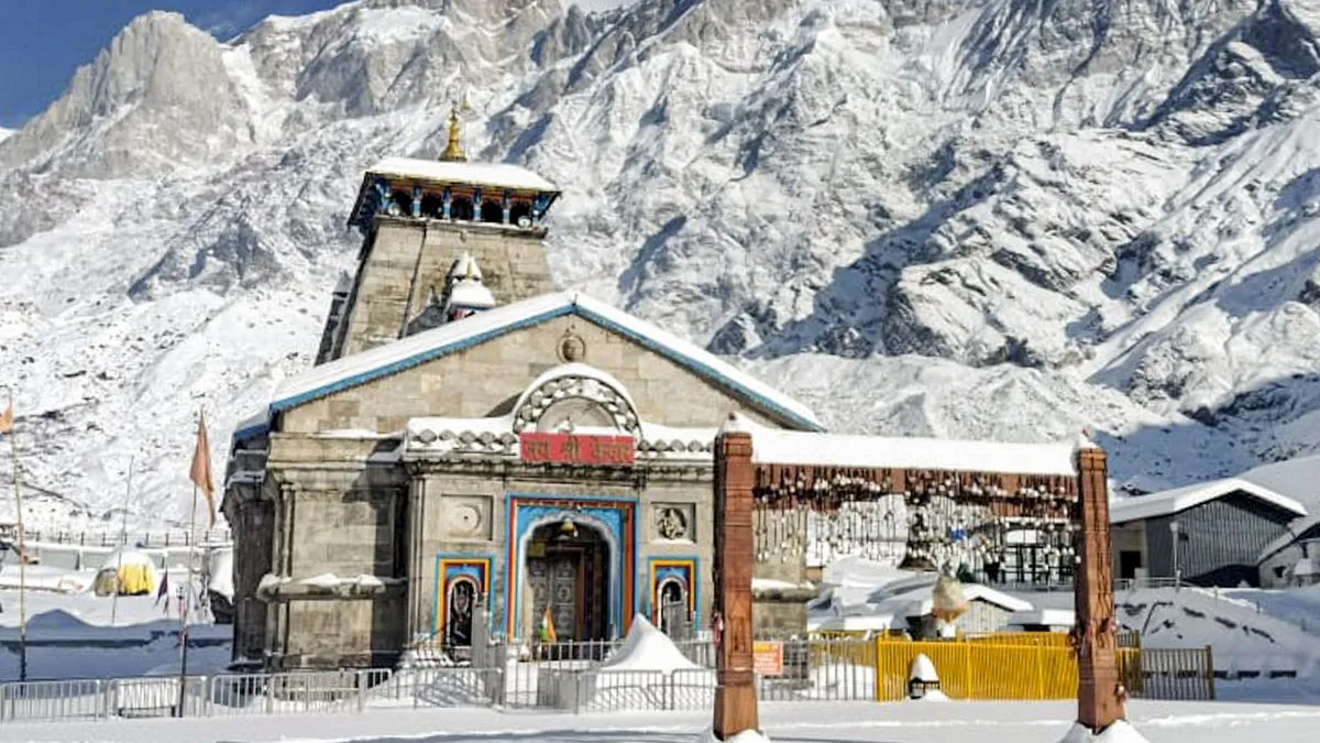 केदारनाथ धाम मंदिर बर्फीले पहाड़ों के बीच, कपाट खुलने पर श्रद्धालुओं की भीड़