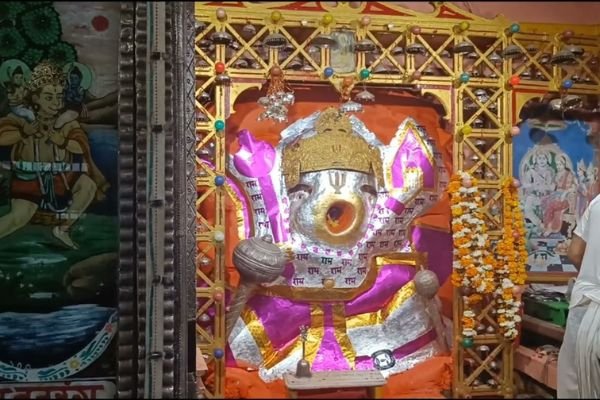अजमेर के बजरंगगढ़ हनुमान मंदिर में पूजा करता बंदर रामू