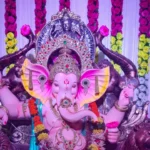 भगवान गणेश की पूजा करते हुए भक्त और संकष्टी चतुर्थी व्रत का शुभ अवसर
