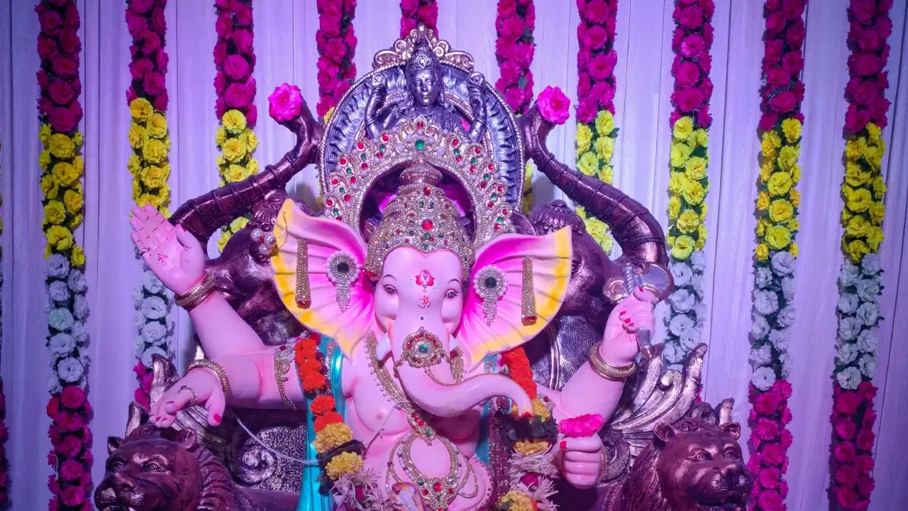 भगवान गणेश की पूजा करते हुए भक्त और संकष्टी चतुर्थी व्रत का शुभ अवसर