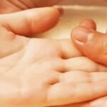 हथेली में मणिबंध के ऊपर स्थित केतु पर्वत और भाग्य रेखा का चित्र