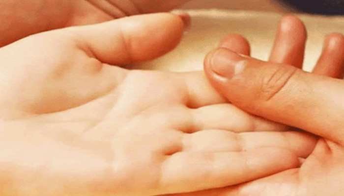हथेली में मणिबंध के ऊपर स्थित केतु पर्वत और भाग्य रेखा का चित्र