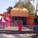 मध्य प्रदेश के खिलचीपुर शनि मंदिर में भगवान शनि देव की प्रतिमा के दर्शन करते श्रद्धालु
