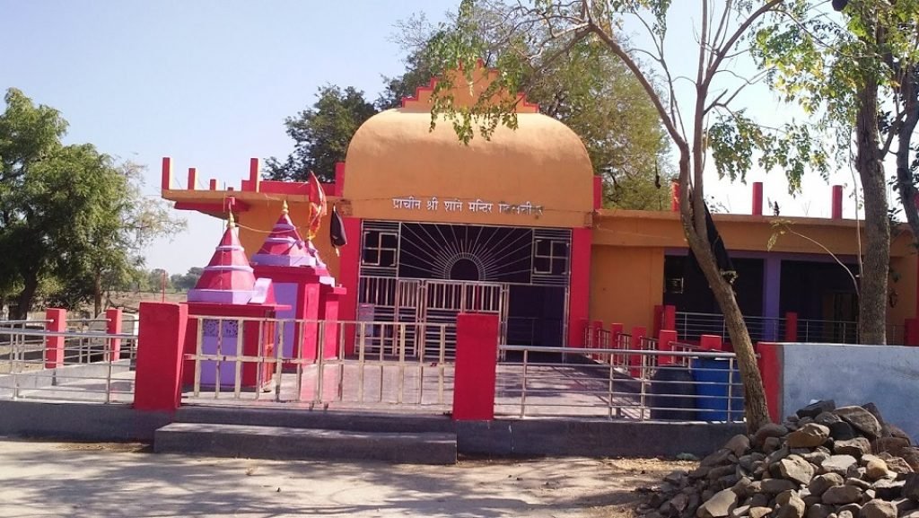 मध्य प्रदेश के खिलचीपुर शनि मंदिर में भगवान शनि देव की प्रतिमा के दर्शन करते श्रद्धालु