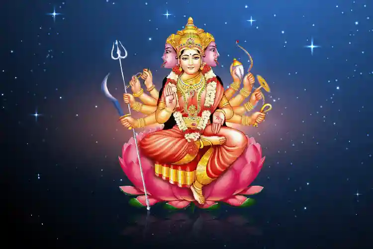 माँ गायत्री की दिव्य छवि और भक्तों द्वारा चालीसा पाठ करते हुए आध्यात्मिक वातावरण