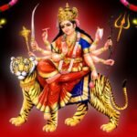देवी दुर्गा की आरती करते हुए भक्त, दीपक और कपूर के साथ सही विधि का पालन