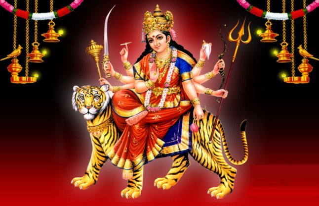 देवी दुर्गा की आरती करते हुए भक्त, दीपक और कपूर के साथ सही विधि का पालन