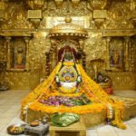 सोमनाथ मंदिर में 11 पवित्र नदियों के जल से भगवान शिव का महाअभिषेक करते श्रद्धालु और पुजारी