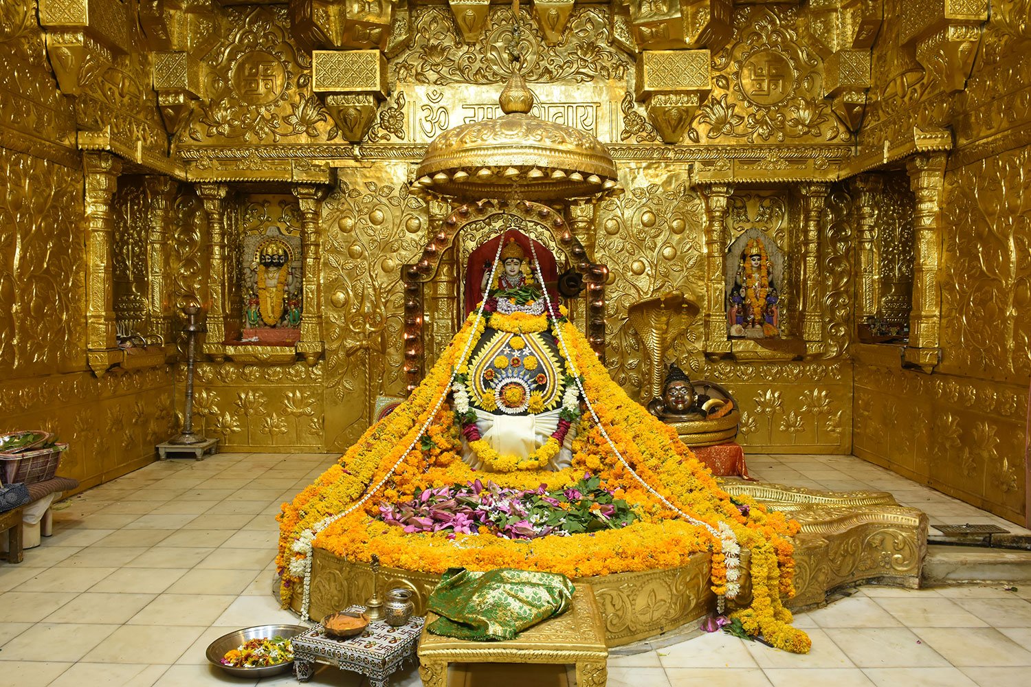 सोमनाथ मंदिर में 11 पवित्र नदियों के जल से भगवान शिव का महाअभिषेक करते श्रद्धालु और पुजारी