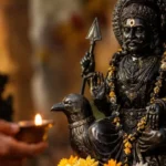 शनि जयंती 2026 में शनिदेव को अपराजिता फूल अर्पित करते श्रद्धालु
