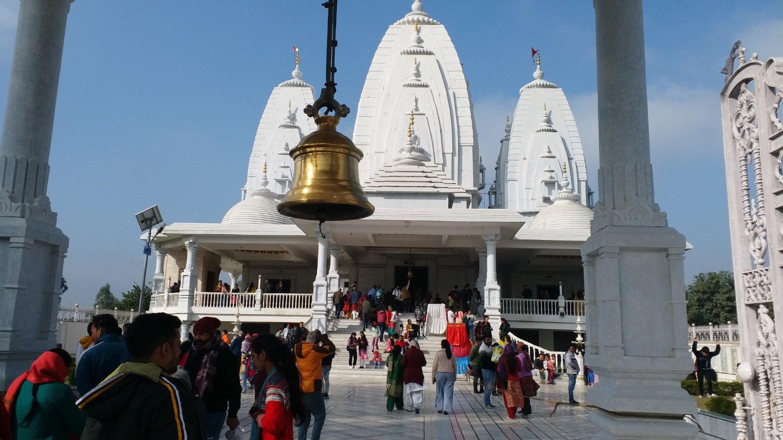 बेरीपड़ाव स्थित अष्टादश भुजा महालक्ष्मी मंदिर में विराजमान मां महालक्ष्मी की 18 भुजाओं वाली दिव्य प्रतिमा