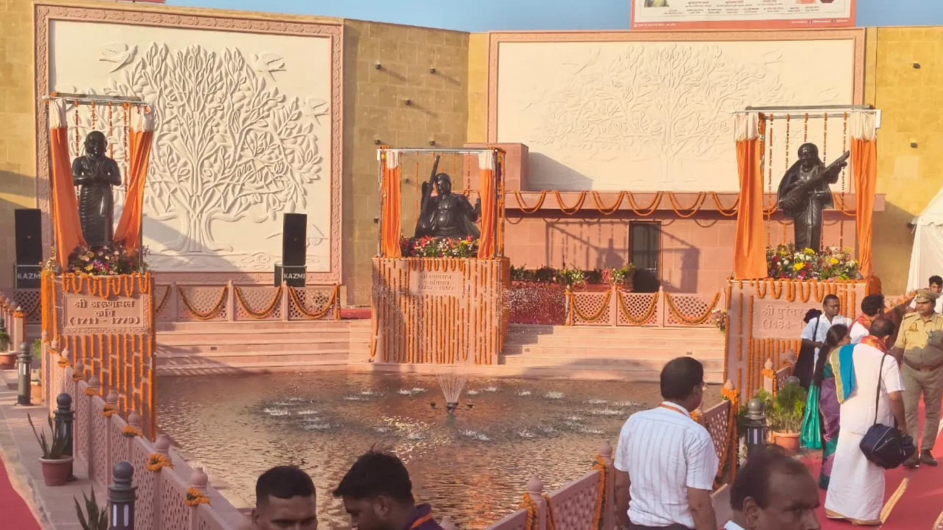 अयोध्या के प्राचीन बृहस्पति कुंड का दिव्य दृश्य, जहां श्रद्धालु पूजा और स्नान करते हुए आध्यात्मिक शांति प्राप्त कर रहे हैं।