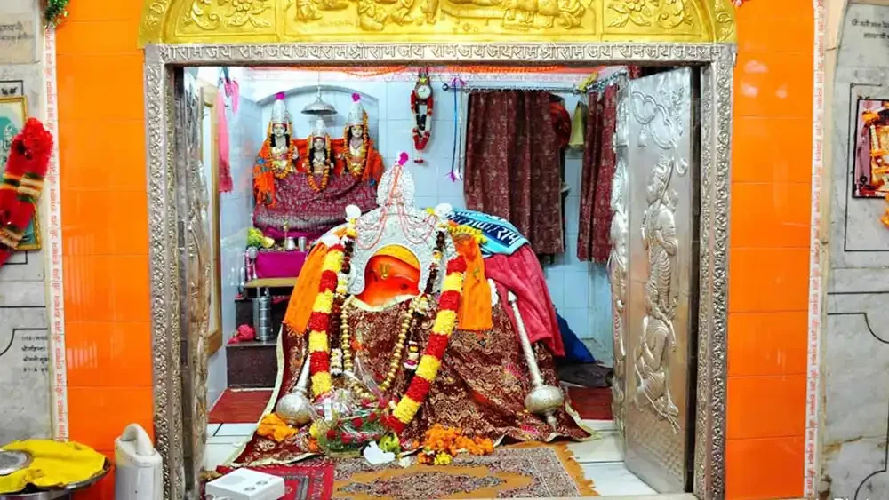अमृतसर के श्री बड़ा हनुमान मंदिर में लंगूर मेले और वटवृक्ष की पूजा का दृश्य