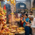 “दूसरा बड़ा मंगल 2026 पर पंचमुखी हनुमान जी की पूजा करते भक्त, सिंदूर चोला और दीपक के साथ धार्मिक दृश्य”