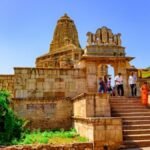 चित्तौड़गढ़ किले में स्थित मीरा बाई मंदिर का भव्य दृश्य, जहां भक्त श्रीकृष्ण भक्ति में लीन दिखाई दे रहे हैं।