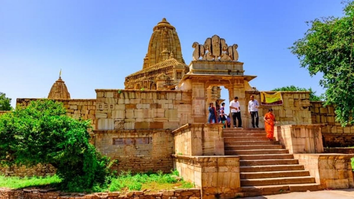 चित्तौड़गढ़ किले में स्थित मीरा बाई मंदिर का भव्य दृश्य, जहां भक्त श्रीकृष्ण भक्ति में लीन दिखाई दे रहे हैं।