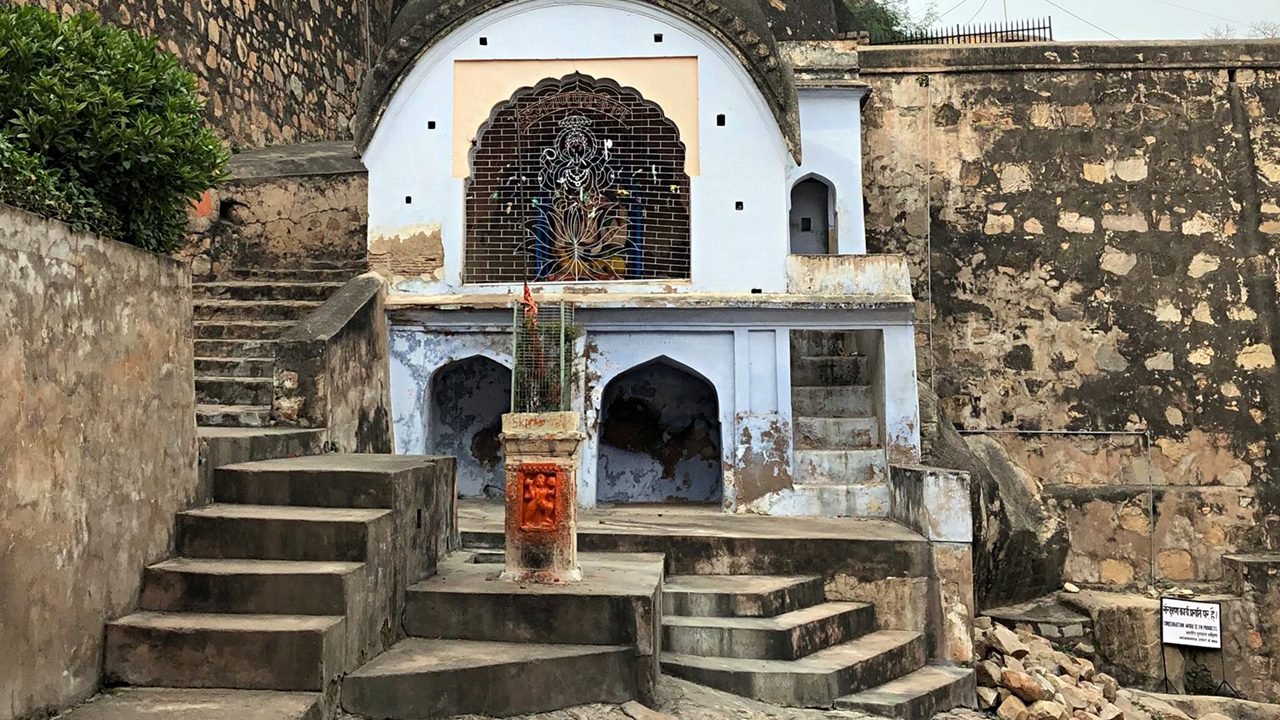 झांसी किले के प्रवेश द्वार पर स्थित प्राचीन गणेश मंदिर का दिव्य दृश्य
