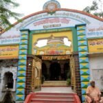 पुष्कर स्थित माता दुर्गा मंदिर की दीवारों पर श्रद्धा से बिंदी लगाती महिलाएं