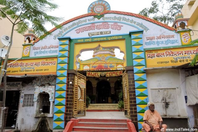 पुष्कर स्थित माता दुर्गा मंदिर की दीवारों पर श्रद्धा से बिंदी लगाती महिलाएं