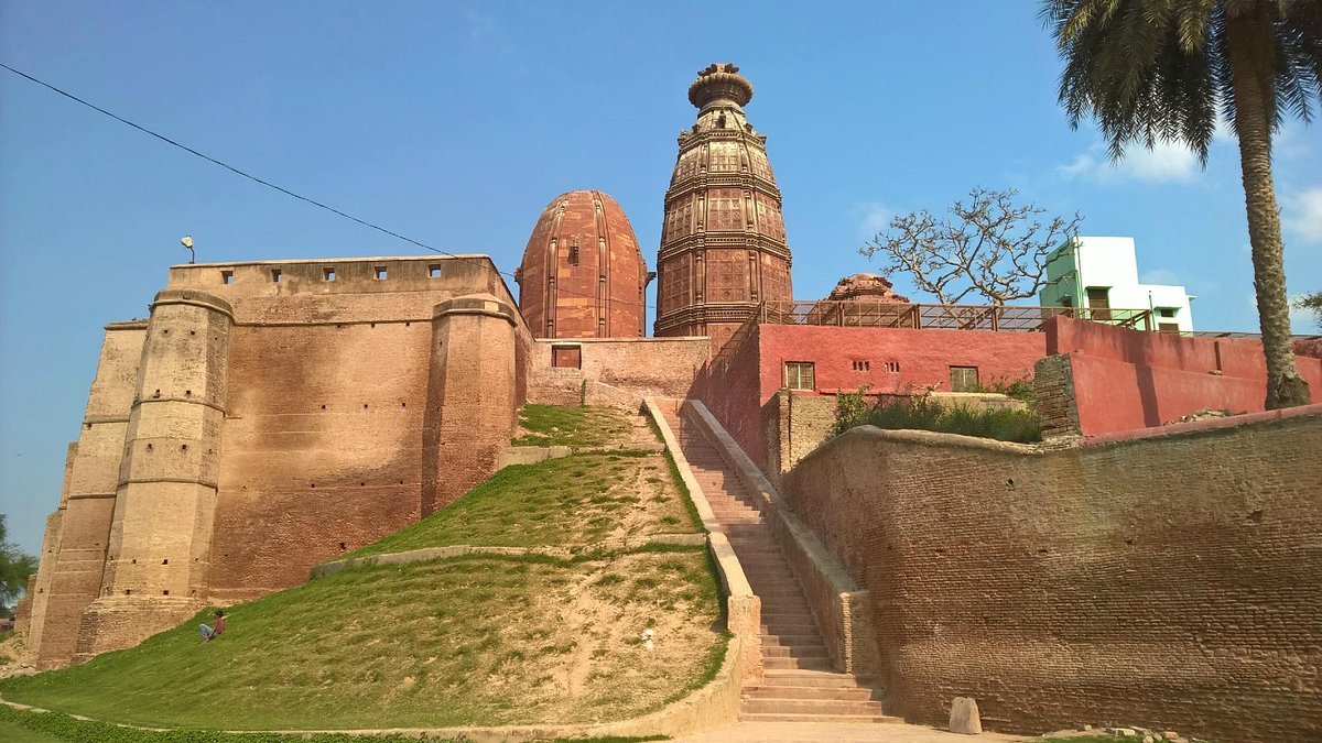वृन्दावन स्थित प्राचीन और दिव्य श्री राधा मदन मोहन मंदिर का भव्य दृश्य, जहां भगवान श्रीकृष्ण और राधारानी की पूजा होती है