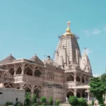 सांवळिया सेठ मंदिर चित्तौड़गढ़ राजस्थान में भगवान श्रीकृष्ण के दिव्य स्वरूप और श्रद्धालुओं की आस्था का दृश्य