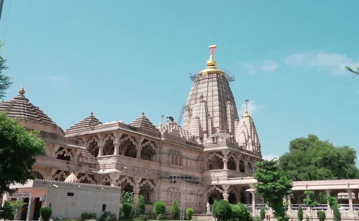 सांवळिया सेठ मंदिर चित्तौड़गढ़ राजस्थान में भगवान श्रीकृष्ण के दिव्य स्वरूप और श्रद्धालुओं की आस्था का दृश्य