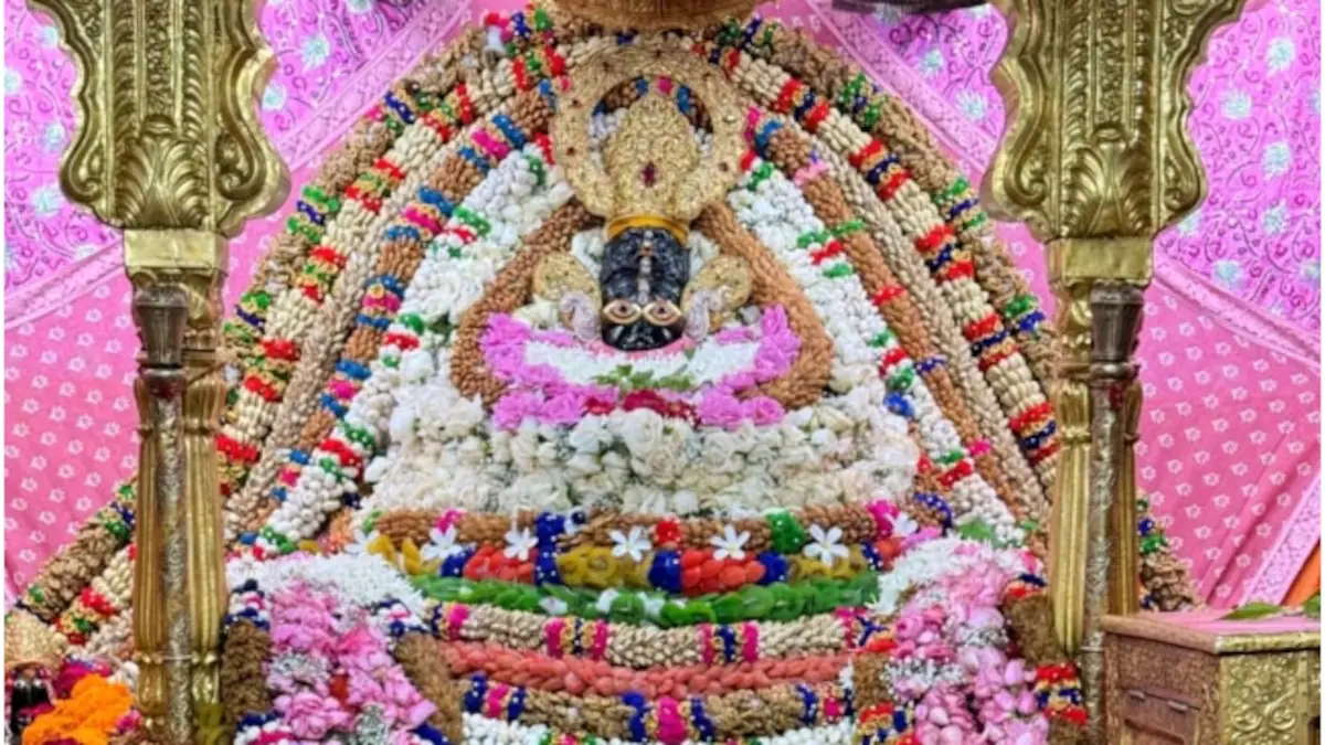 खाटू श्याम जी मंदिर में तिलक श्रृंगार के बाद श्याम वर्ण स्वरूप में बाबा श्याम के दिव्य दर्शन करते श्रद्धालु