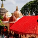असम के गुवाहाटी स्थित नीलाचल पर्वत पर अंबुबाची मेले के बाद खुले मां कामाख्या मंदिर के कपाट पर दर्शन करते श्रद्धालु।