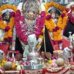 राजस्थान के भीनमाल स्थित पहाड़ी पर विराजमान मां क्षेमंकरी देवी मंदिर में दर्शन करते श्रद्धालु