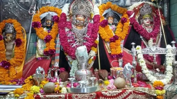 राजस्थान के भीनमाल स्थित पहाड़ी पर विराजमान मां क्षेमंकरी देवी मंदिर में दर्शन करते श्रद्धालु