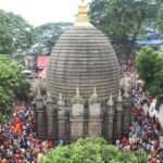 असम के गुवाहाटी स्थित मां कामाख्या मंदिर में आयोजित अंबुवाची मेला 2026 के दौरान श्रद्धालुओं की भीड़
