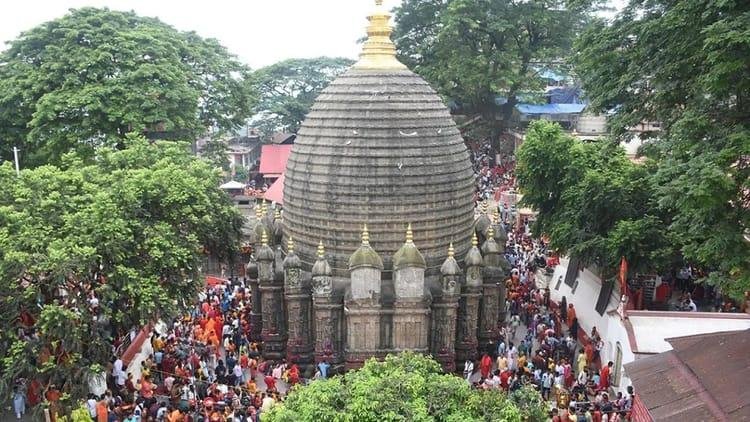 असम के गुवाहाटी स्थित मां कामाख्या मंदिर में आयोजित अंबुवाची मेला 2026 के दौरान श्रद्धालुओं की भीड़