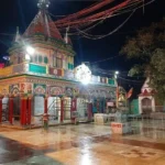 दरभंगा स्थित बाबा कुशेश्वर नाथ महादेव मंदिर में श्रद्धालु जलाभिषेक करते हुए