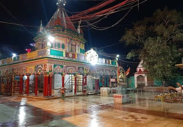 दरभंगा स्थित बाबा कुशेश्वर नाथ महादेव मंदिर में श्रद्धालु जलाभिषेक करते हुए