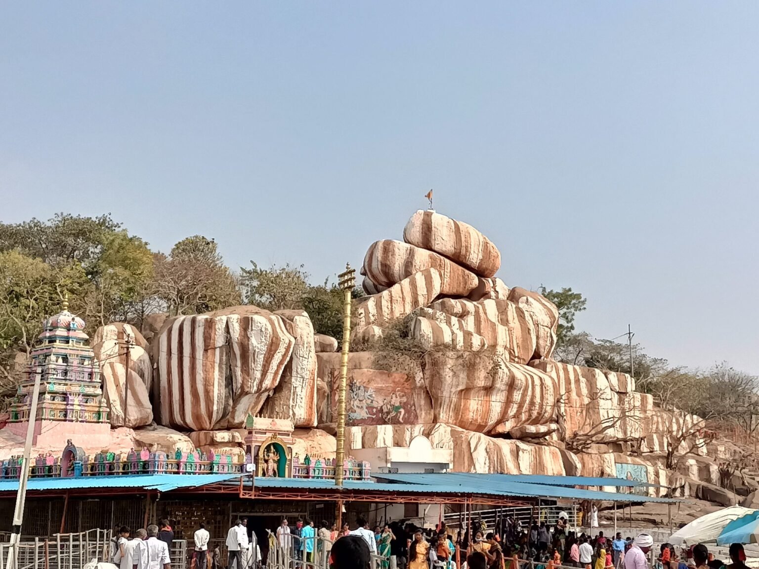 एडुपायलू वन दुर्गा भवानी मंदिर में मंजीरा नदी की सात धाराएं और मां दुर्गा का पवित्र जलाभिषेक