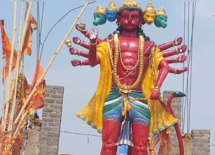 रांची के उलाटू गांव स्थित चारमुखी हनुमान मंदिर का दृश्य, जहां शाम होते ही मंदिर परिसर सुनसान हो जाता है।